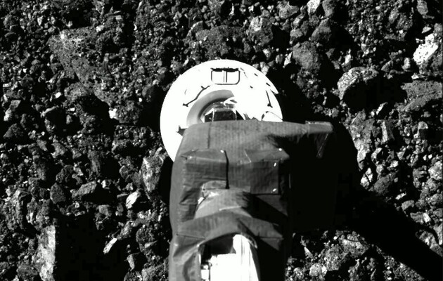 NASA показало видео забора грунта астероида Бенну