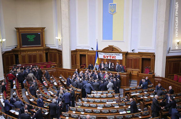 Политолог: Выездное заседание может заставить оппозицию разблокировать парламентскую трибуну