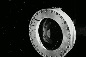 Аппарат NASA теряет частицы грунта астероида Бенну