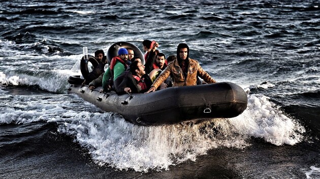 У побережья северной Франции опрокинулась лодка с мигрантами