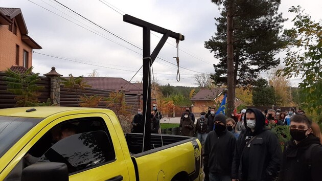 Около дома Тупицкого в Киевской области протестующие установили виселицу 