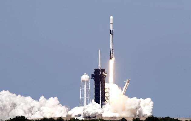 Тяжелая ракета-носитель Falcon 9 вывела на орбиту новую партию 60 мини-спутников для интернет-покрытия