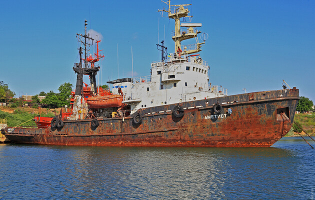 В Одесской области тонет судно спасателей