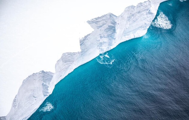 Пилоты сделали снимки самого большого айсберга в мире