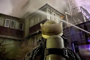 Пожарные потушили трехэтажный дом в Дарницком районе Киева: фоторепортаж