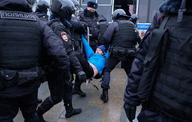 В РФ на акциях в поддержку Навального задержано более 1000 человек