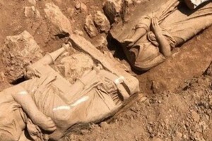 Археологи нашли недалеко от аэропорта Афин древние статуи