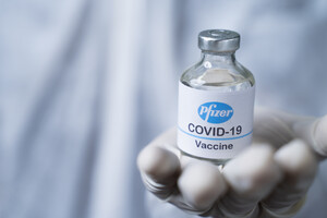 Вакцина від COVID-19 від Pfizer-BioNTech: склад, ефективність, як захищає та які побічні ефекти викликає