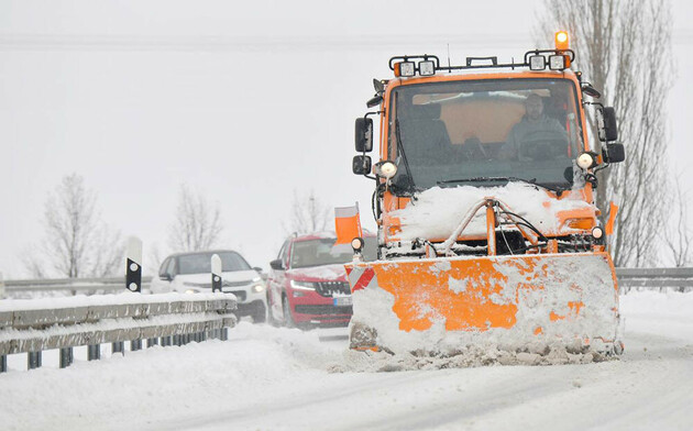 Последствия снегопада в Украине: обесточены 62 населенных пункта, ситуация на дорогах сложная