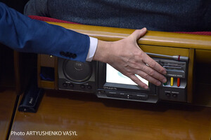 В Украине народному депутату впервые сообщили о подозрении в кнопкодавстве 