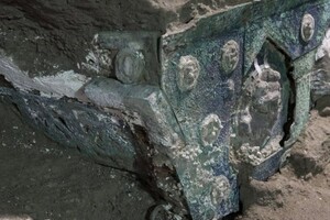 На раскопках в Помпеях нашли античную колесницу — она сохранилась практически нетронутой
