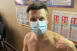 В Украине вакцинировался вне очереди народный депутат и волонтер