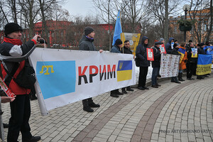 Крым - это Украина: возле красного корпуса прошла ежегодная акция солидарности 