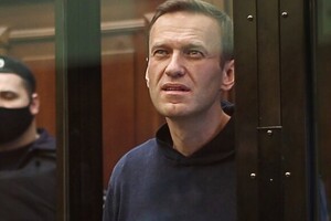 Навального снова увезли в другое место