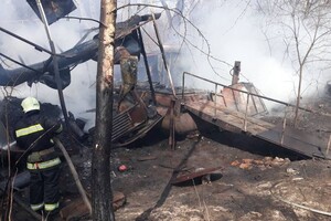 Спасатели потушили масштабный пожар напротив парка 