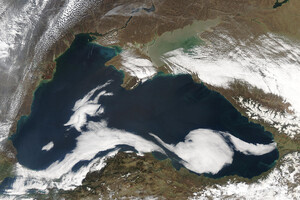 Полтора десятка российских кораблей вошли в Черное море 