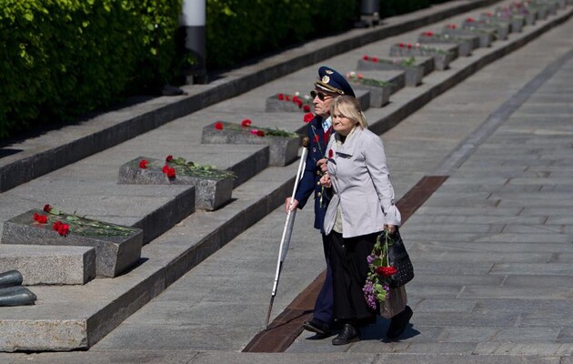 Большинство украинцев считает, что Украина должна отмечать и День памяти, и День победы над нацизмом — опрос 