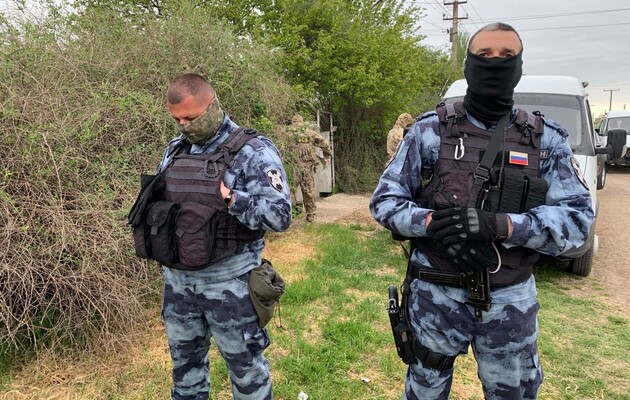 Окупанти в Криму знову провели обшук у кримських татар і забрали матір двох неповнолітніх дітей 