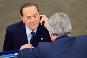 Сильвио Берлускони, которого обвиняют во взяточничестве, серьезно заболел