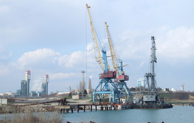 Уряд просять розібратися з перевалкою сировини ЗРС в порту «Південний» 