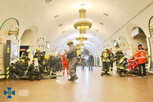 «Альфа» СБУ звільнила заручників у столичному метро: опубліковані фото і відео навчань 