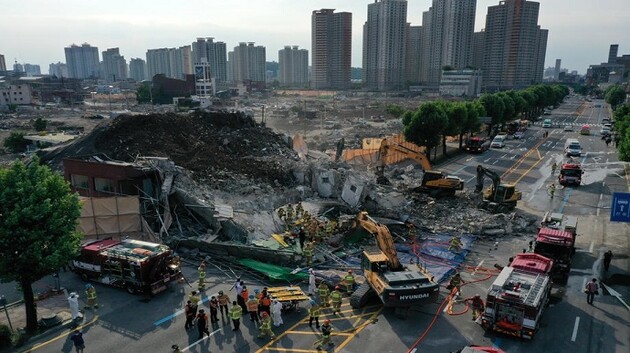 В Южной Корее 5-этажный дом рухнул на остановку общественного транспорта
