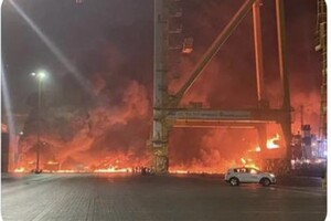  В порту Дубая взорвался танкер с нефтью — СМИ