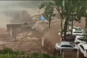 Сильное наводнение обрушилось на центральный Китай (видео)