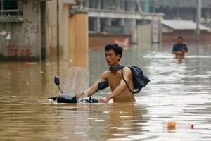 В Китае – сильное наводнение: 12 человек погибли, более 100 тысяч эвакуировали