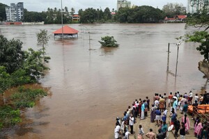 Более 100 человек погибли в результате оползней и наводнений в Индии