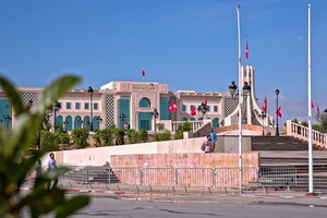 Військова техніка прибула до будівлі парламенту Тунісу і оточила його 