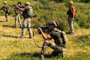 Бойцы ВСУ упражнялись в стрельбе из автоматов в парах и тройках: фоторепортаж
