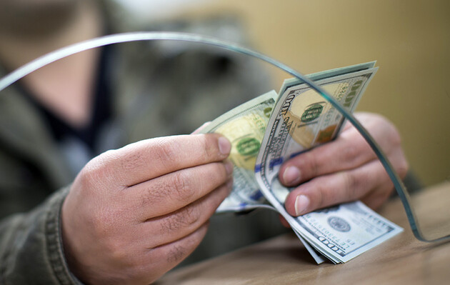 Украинцы продали валюты на два миллиарда 