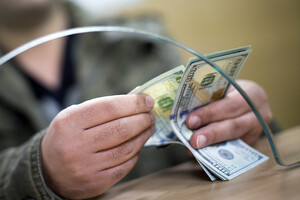 Украинцы продали валюты на два миллиарда 