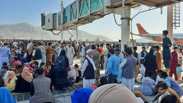 В аэропорту Кабула люди массово пытаются покинуть территорию Афганистана 
