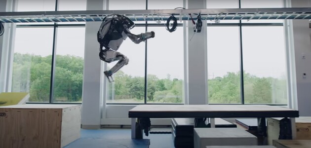 Boston Dynamics научила роботов делать сальто назад