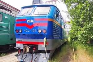 В Запорожье из-за схода с рельсов грузового поезда с задержкой будут курсировать пассажирские поезда — список 