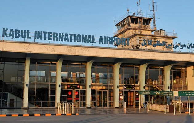 Катар заявил, что аэропорт в Кабуле начал принимать гуманитарные рейсы