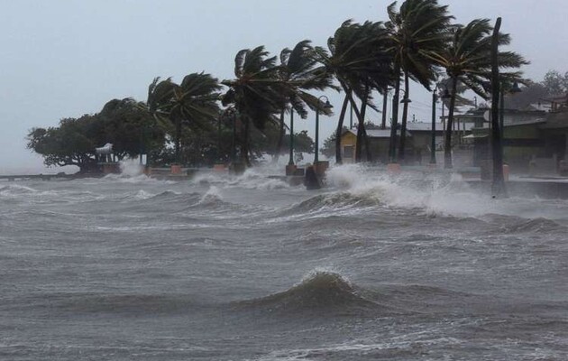 Тропический шторм «Минди» надвигается на Флориду 