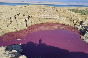 В Иордании озеро в районе Мертвого моря окрасилось в кроваво-красный цвет
