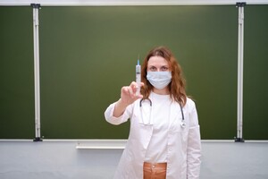 В Украине отстранили за отказ вакцинироваться 2,8 тыс. педагогов