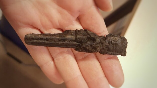Археологи нашли в Норвегии 800-летнюю коронованную фигурку с соколом