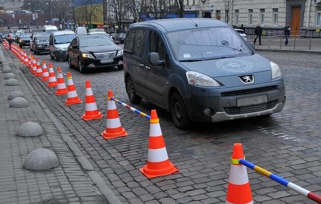 Киян позбавлять майже половини узбіч: у Києві почали офіційно віддавати в бронь місця вздовж доріг