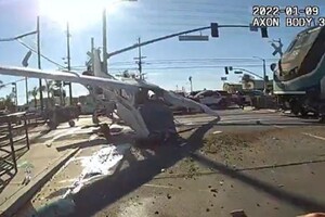 В Калифорнии самолет попал под поезд (видео)