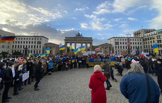 Украинцы в Берлине провели акцию против войны в Украине