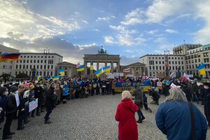 Украинцы в Берлине провели акцию против войны в Украине