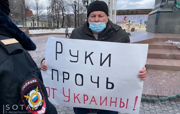 У Москві заарештували всіх учасників мітингу проти війни з Україною — відео