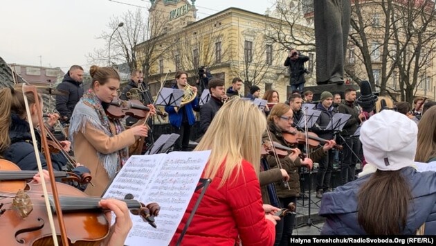 Львовские музыканты выступили на улицах города, призвав мир поддержать Украину
