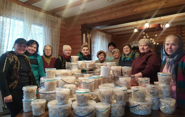 Львовские хозяйки изготовили более 300 кг вареников - все на фронт