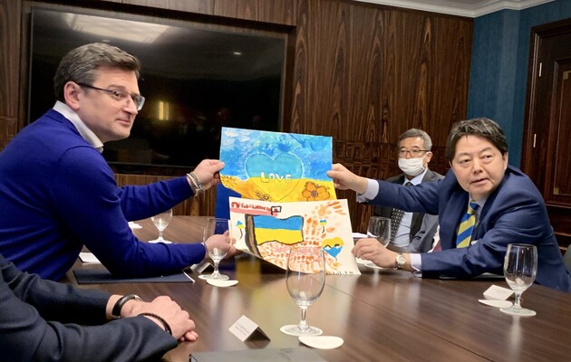 Кулеба обсудил с главой МИД Японии шаги по применению дополнительных санкций против России